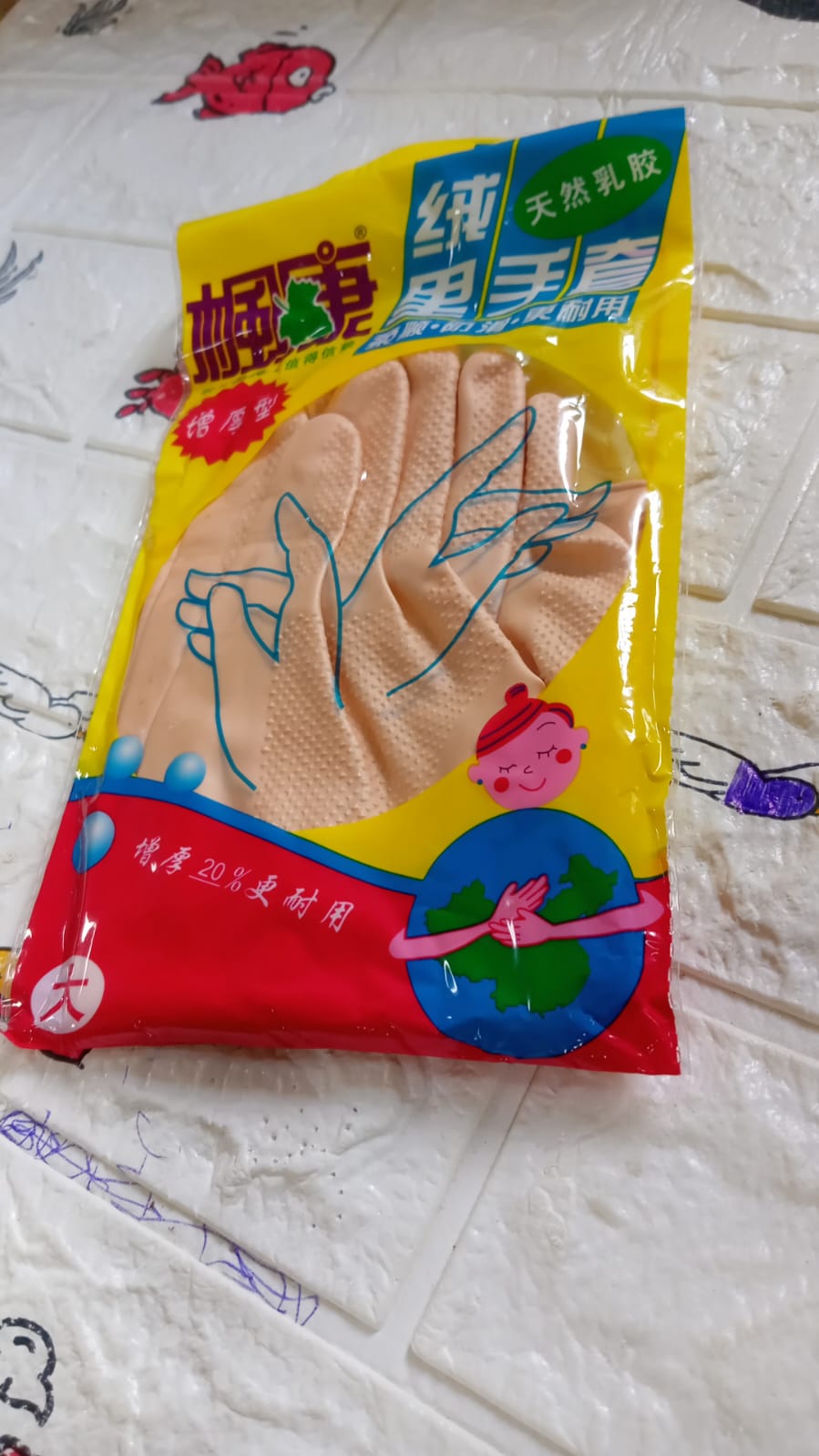 Multipurpose cleaning gloves in natural rubber