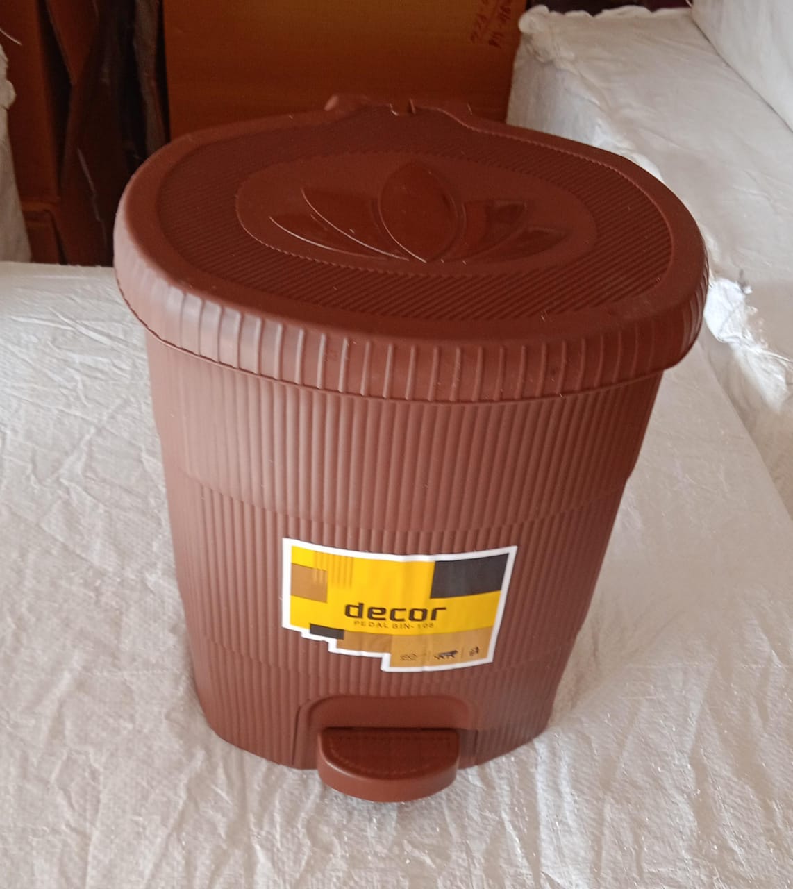 Mini Plastic Pedal Dustbin for Kitchen, Office & Car Use (1 PC)